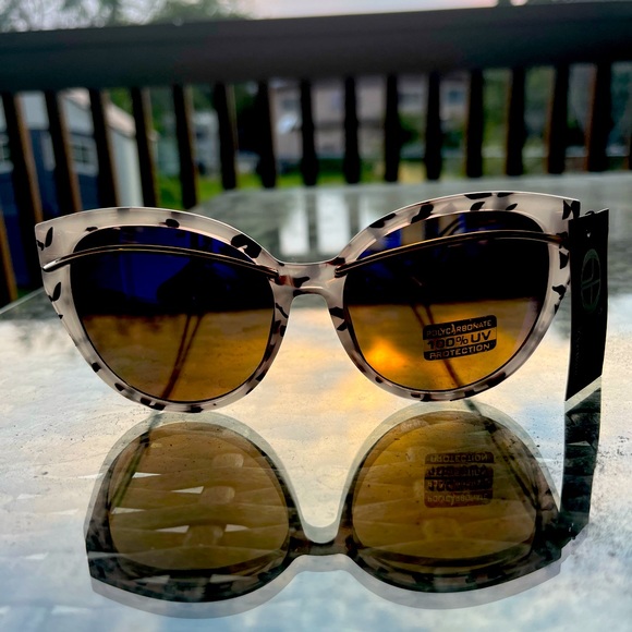 Large Cat Eye Wire Bar Sunglasses - Picture 2 of 3